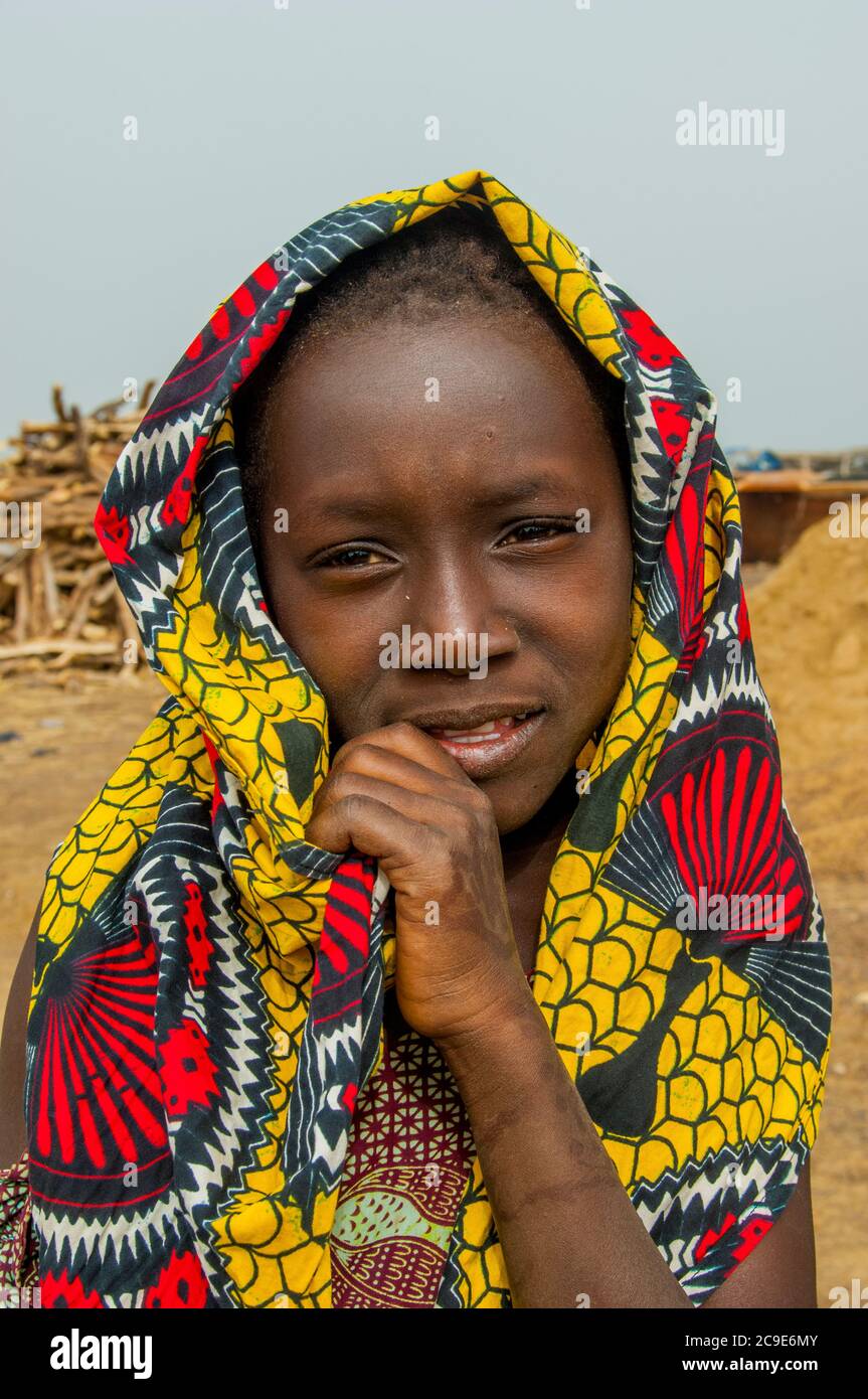 Portrait d'une jeune fille locale sur la rive du fleuve Niger à Ségou, une ville du centre du Mali, en Afrique de l'Ouest. Banque D'Images