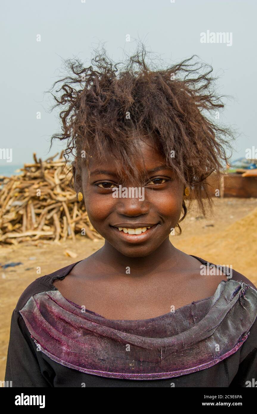 Portrait d'une jeune fille locale sur la rive du fleuve Niger à Ségou, une ville du centre du Mali, en Afrique de l'Ouest. Banque D'Images