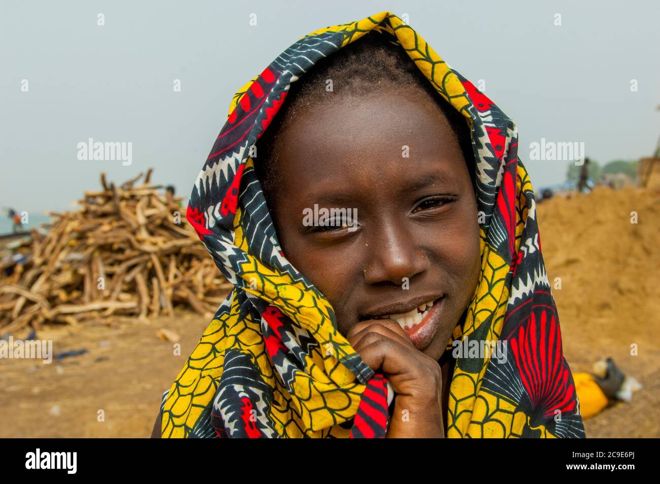 Portrait d'une jeune fille locale sur la rive du fleuve Niger à Ségou, une ville du centre du Mali, en Afrique de l'Ouest. Banque D'Images