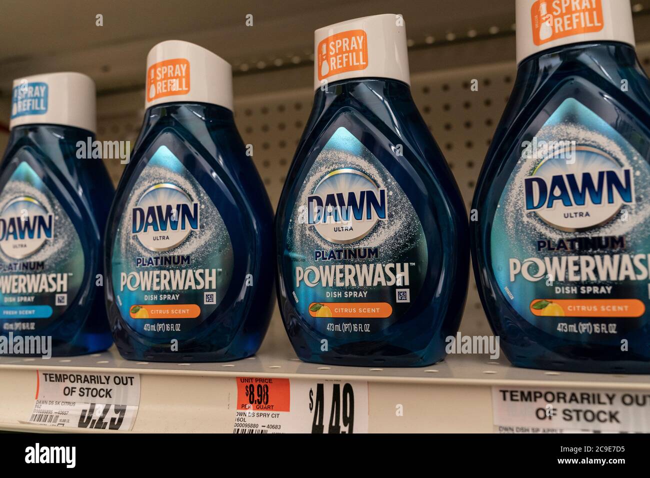 New York, États-Unis. 30 juillet 2020. Vue du liquide vaisselle Dawn dans  le supermarché Stop & Shop du Bronx à New York, le 30 juillet 2020. Dawn  produit par P&G Company qui