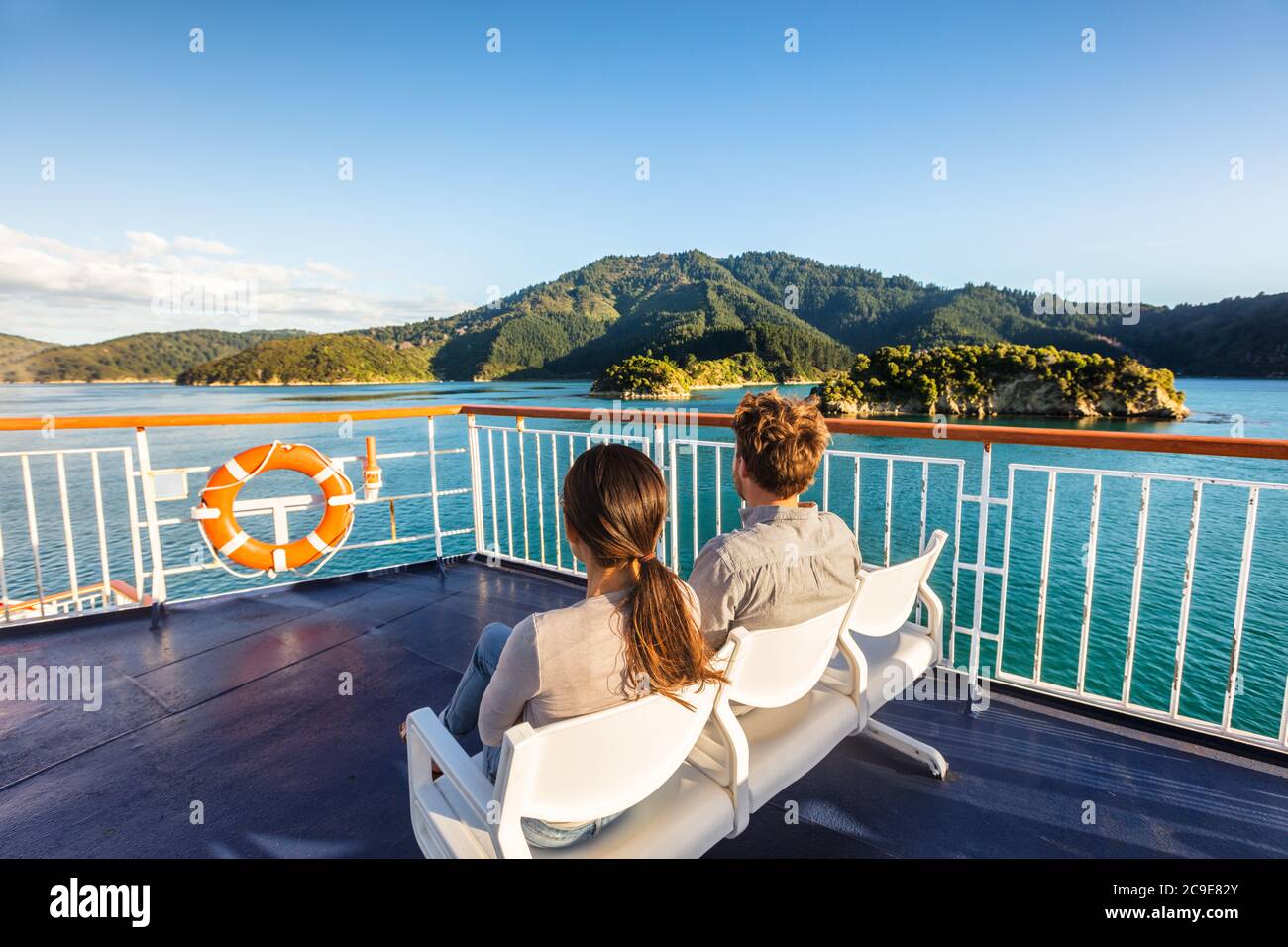 Croisière en Nouvelle-Zélande les passagers bénéficiant d'une vue sur la nature de la croisière en ferry à Marlborough Sounds voyage de Picton à Wellington, détroit de Cook Banque D'Images