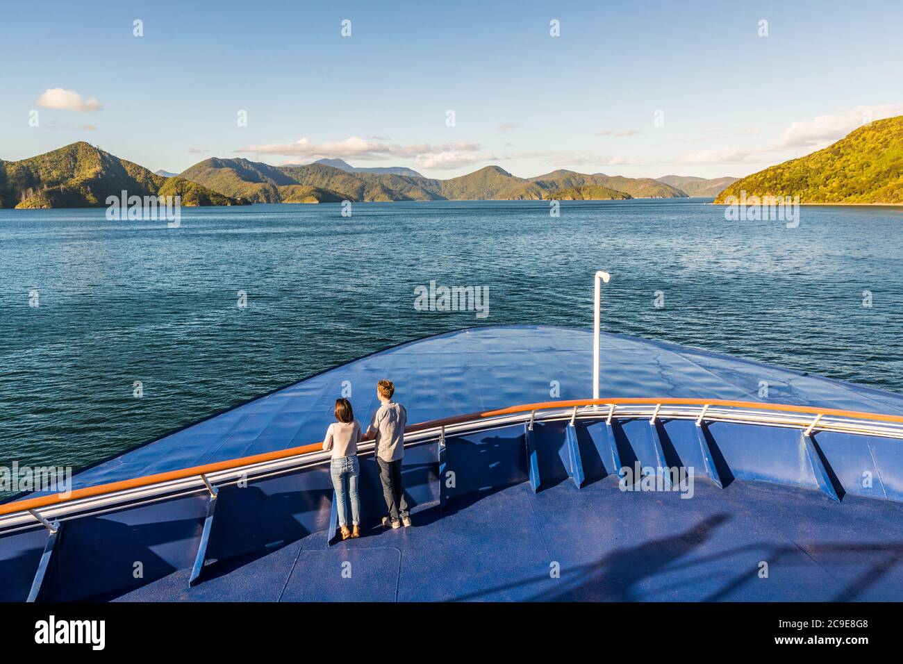 Croisière en Nouvelle-Zélande les gens appréciant la nature vue de bateau de ferry croisière à Marlborough Sounds voyage de Picton à Wellington, Cook détroit Banque D'Images