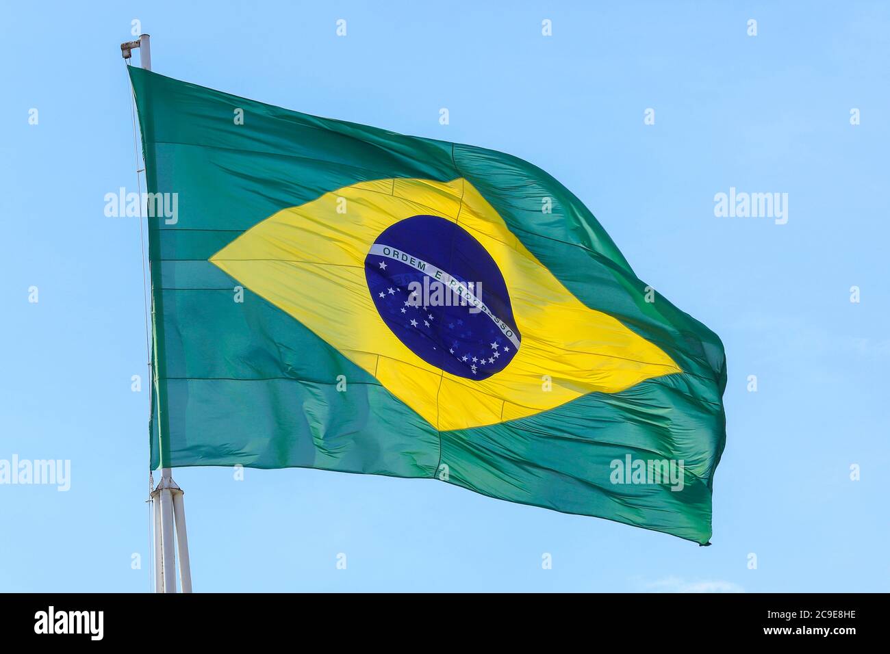 Brésil drapeau national textile tissus agitant sur le dessus, ciel bleu brésil, patriotisme concept. Banque D'Images