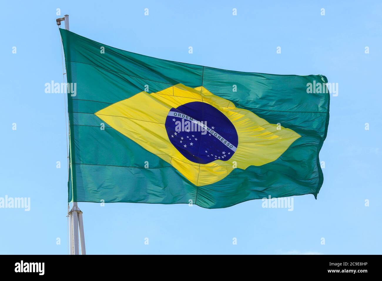 Brésil drapeau national textile tissus agitant sur le dessus, ciel bleu brésil, patriotisme concept. Banque D'Images