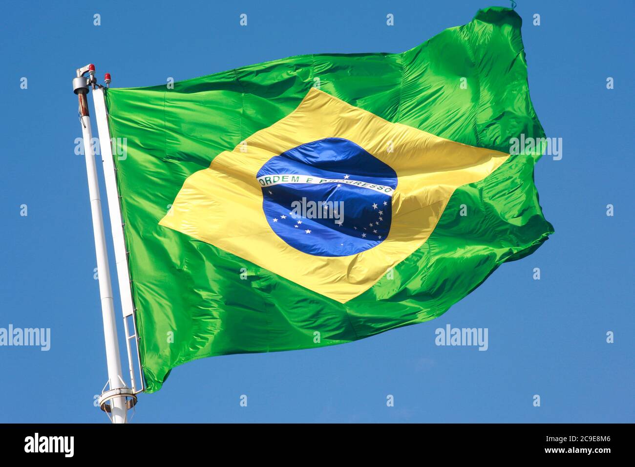 drapeau brésilien avec un ciel bleu Banque D'Images