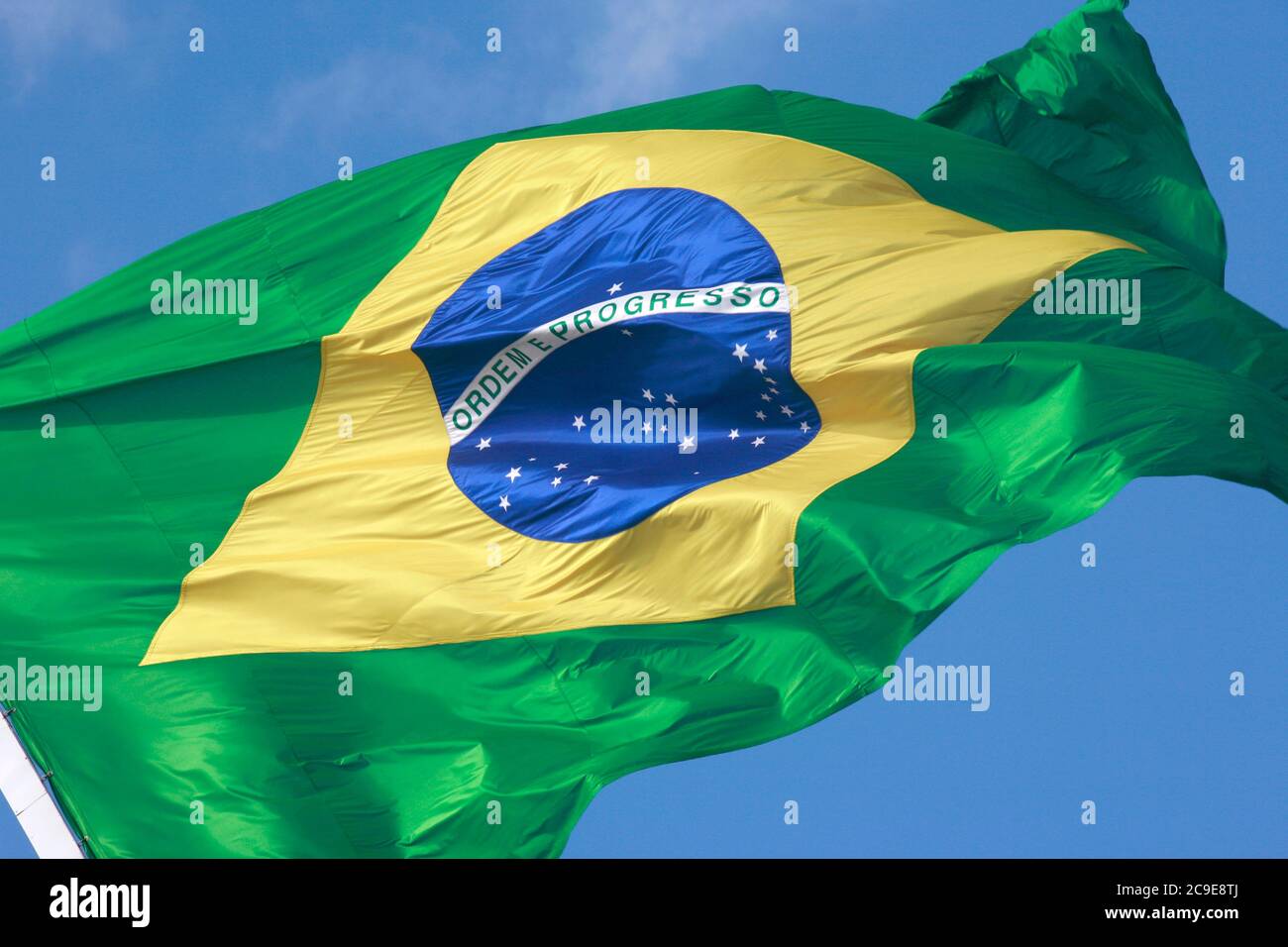 drapeau brésilien avec un ciel bleu Banque D'Images