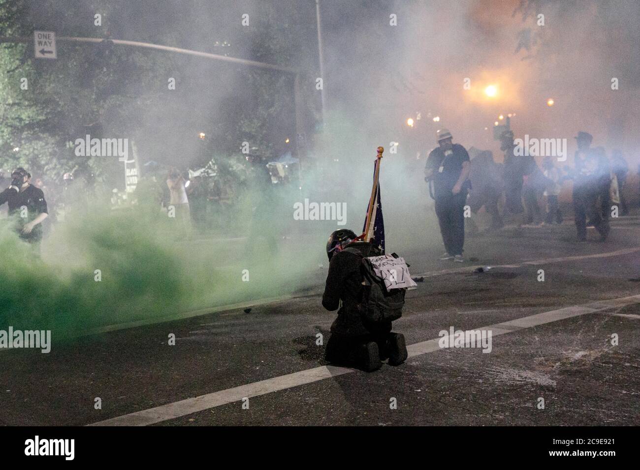 Portland, États-Unis. 30 juillet 2020. Cinq cents manifestants se sont rassemblés devant le palais de justice fédéral de Hatfield à Portland, Oregon, dans la nuit du 29 juillet 2020, pour la 63e nuit consécutive, pour protester contre la présence d'officiers fédéraux dans la ville, et pour poursuivre les manifestations Black Lives Matter. Des agents fédéraux ont déployé des gaz lacrymogènes et des munitions moins létales vers 11 heures. © John Rudoff 2020 Credit: SIPA USA/Alay Live News Banque D'Images