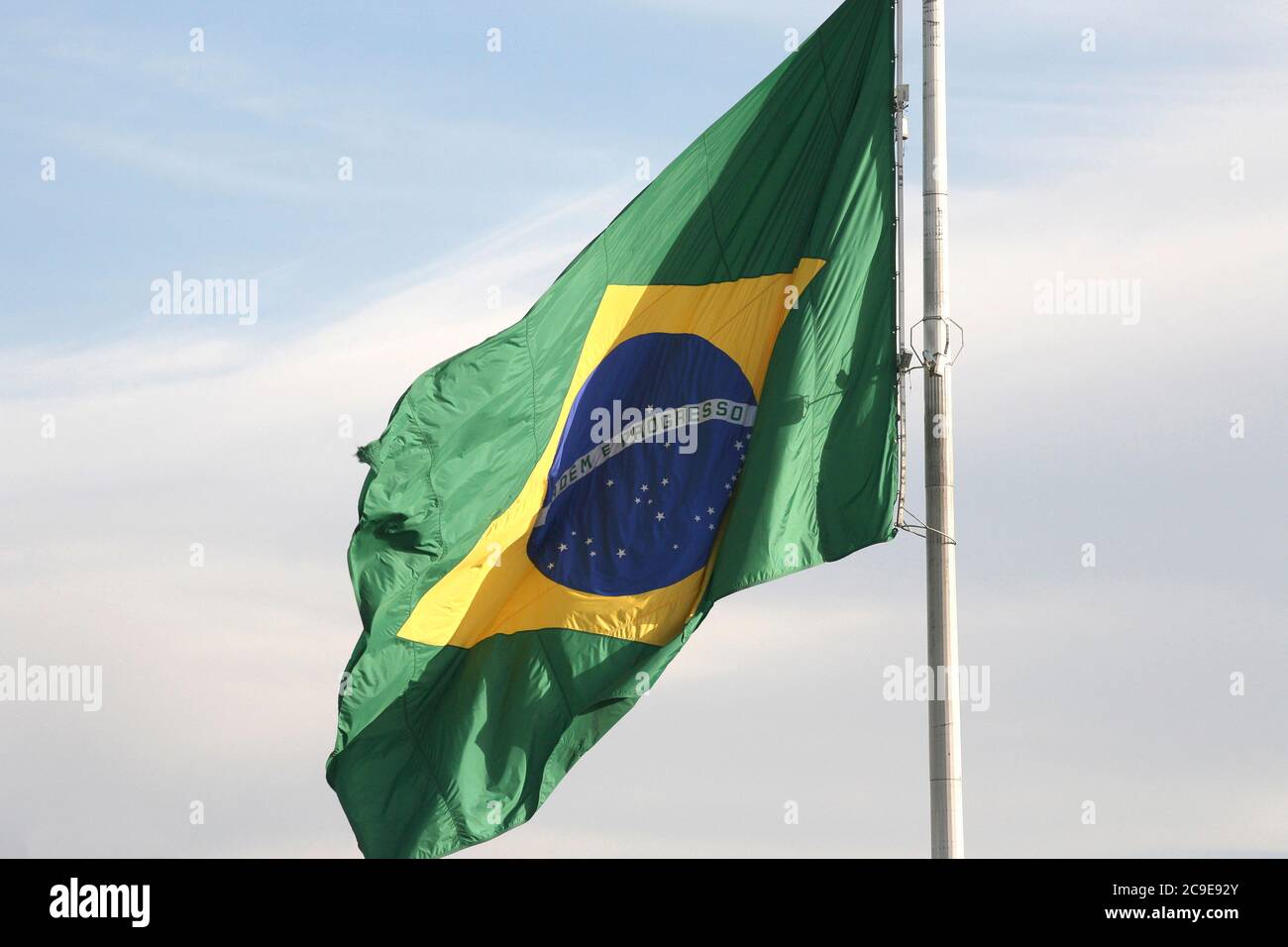 Le drapeau national du Brésil flotte dans le vent Banque D'Images