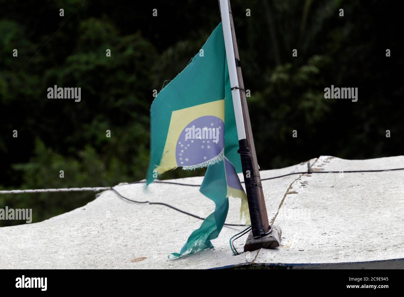 drapeau brésilien déchiré et déchiré Banque D'Images