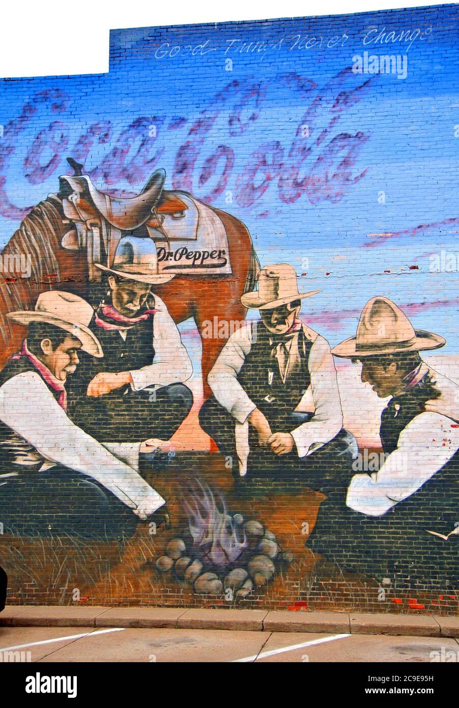 fresque au coca cola vintage représentant des cowboys entassés autour du feu de camp mur du bâtiment historique dans la petite ville du wyoming Banque D'Images