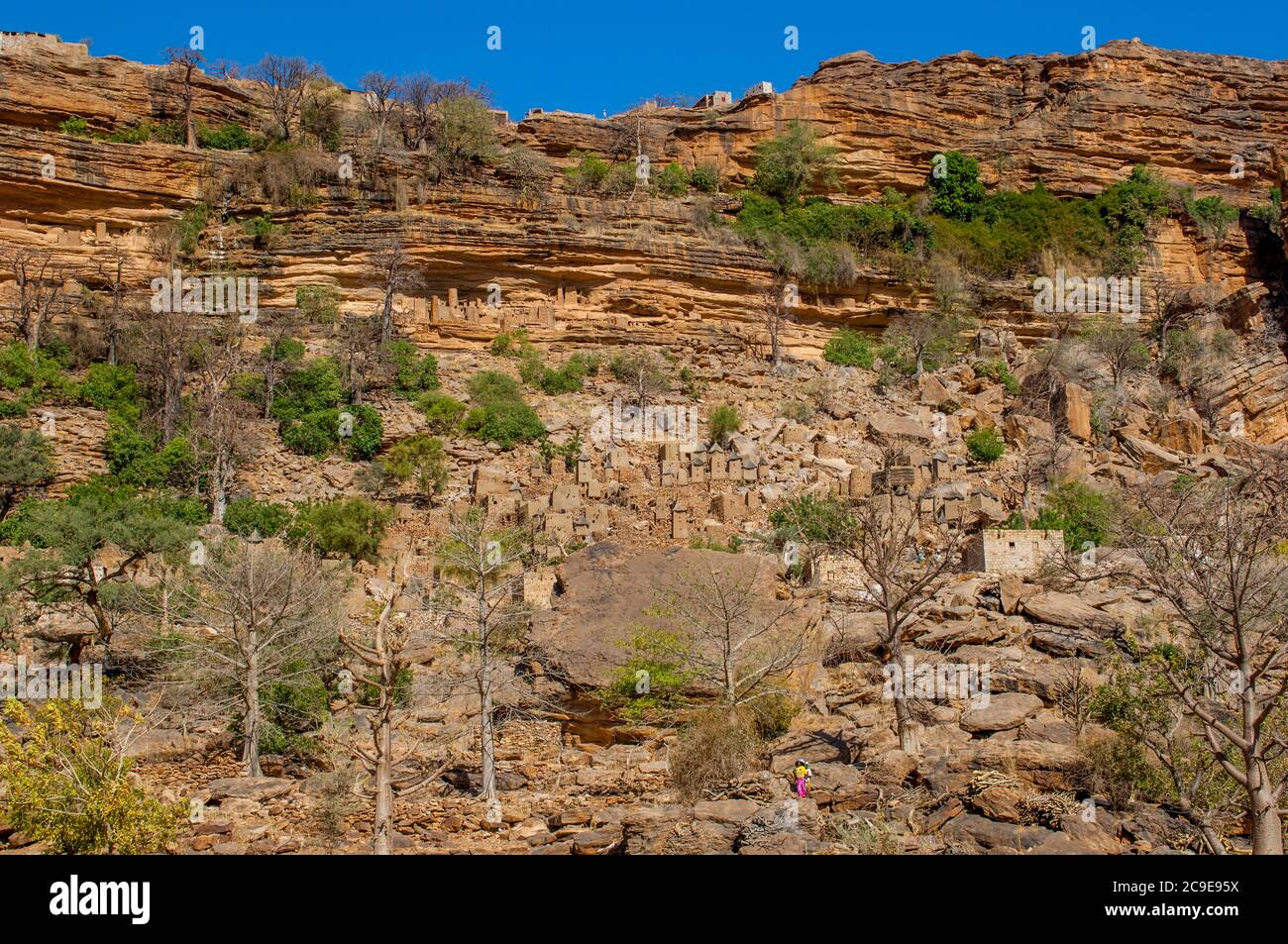 Vue sur un village Dogon et les habitations de Cliffside de l'ancienne tribu Tellem (XIIIe siècle) dans l'escarpement de Bandiagara, dans le pays Dogon à Mal Banque D'Images