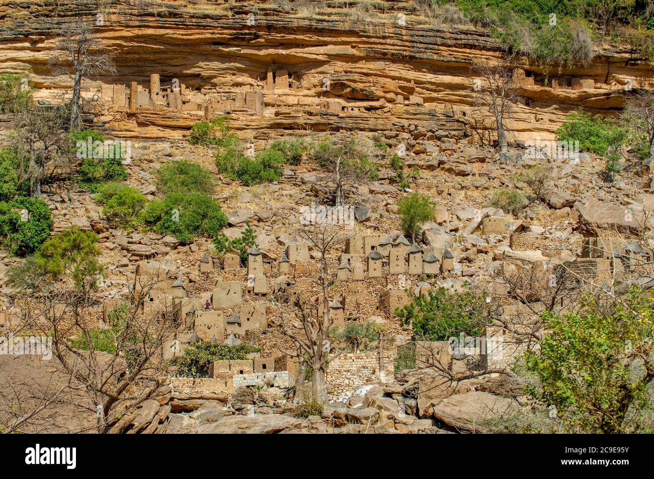 Vue sur un village Dogon et les habitations de Cliffside de l'ancienne tribu Tellem (XIIIe siècle) dans l'escarpement de Bandiagara, dans le pays Dogon à Mal Banque D'Images