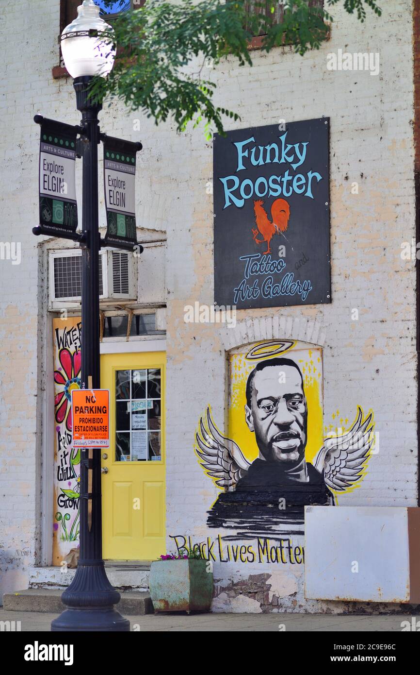 Elgin, Illinois, États-Unis. Réagir aux problèmes de l'époque. Un salon de tatouage dans la ville affiche des signes d'événements et de problèmes actuels. Banque D'Images