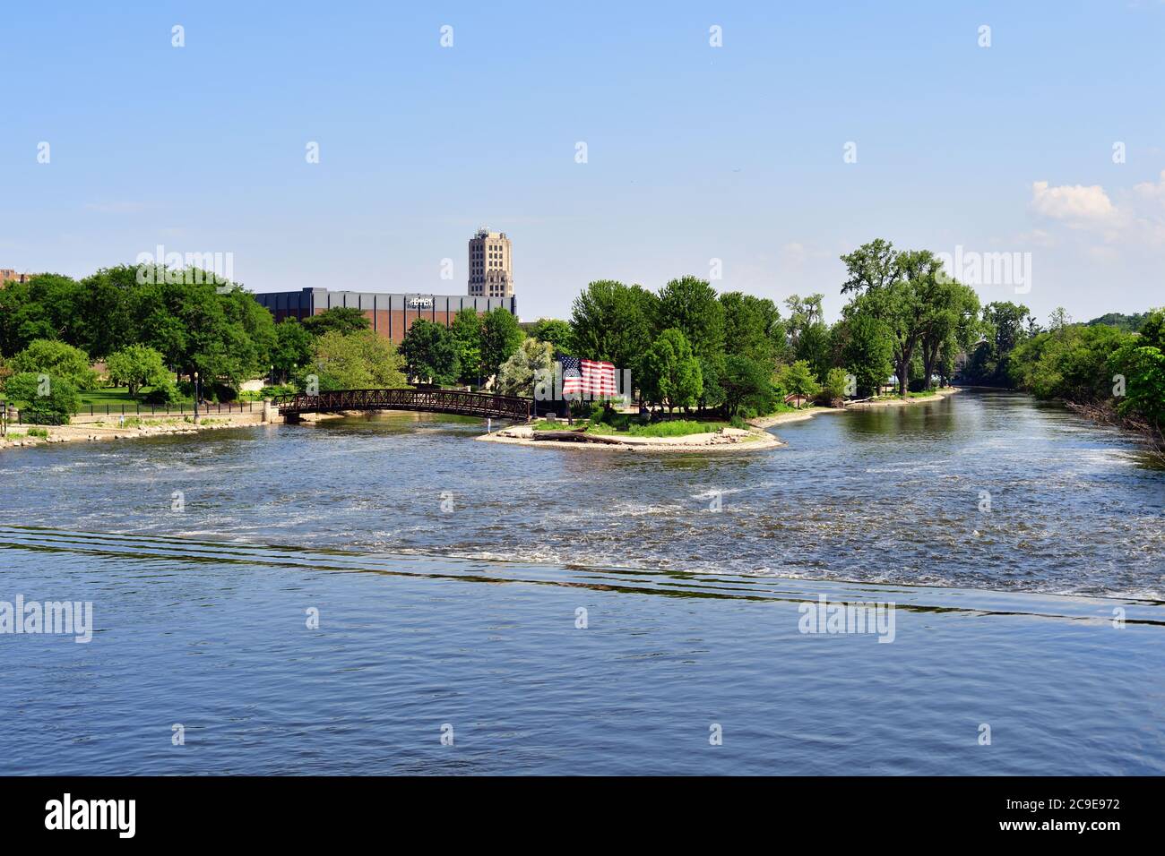 Elgin, Illinois, États-Unis. Un grand drapeau américain en métal est exposé sur une île de la rivière Fox à l'occasion de la fête du 4 juillet. Banque D'Images