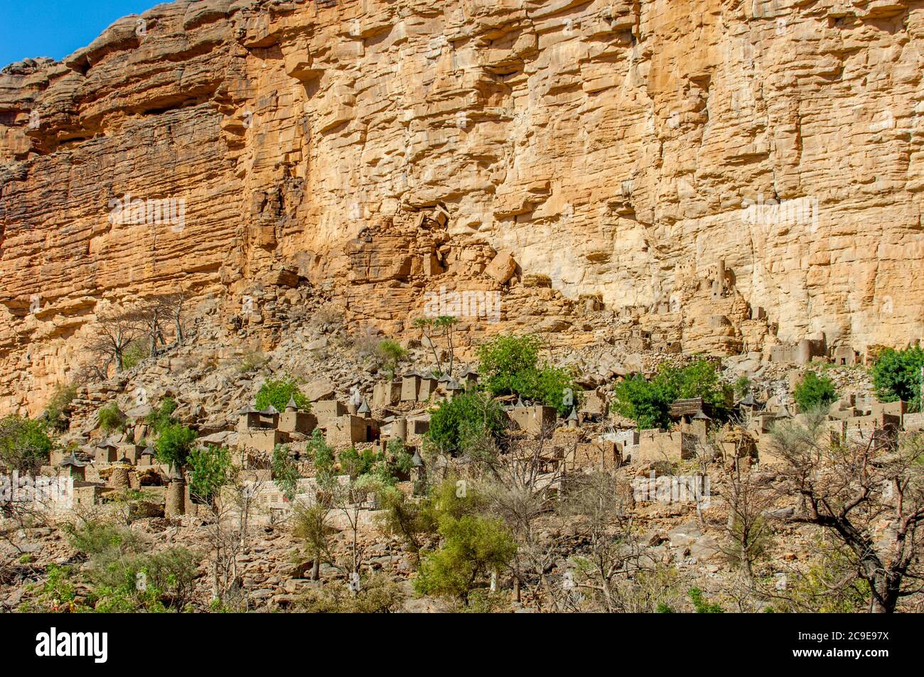 Vue sur un village Dogon et les habitations de Cliffside de l'ancienne tribu Tellem (XIIIe siècle) dans l'escarpement de Bandiagara, dans le pays Dogon à Mal Banque D'Images