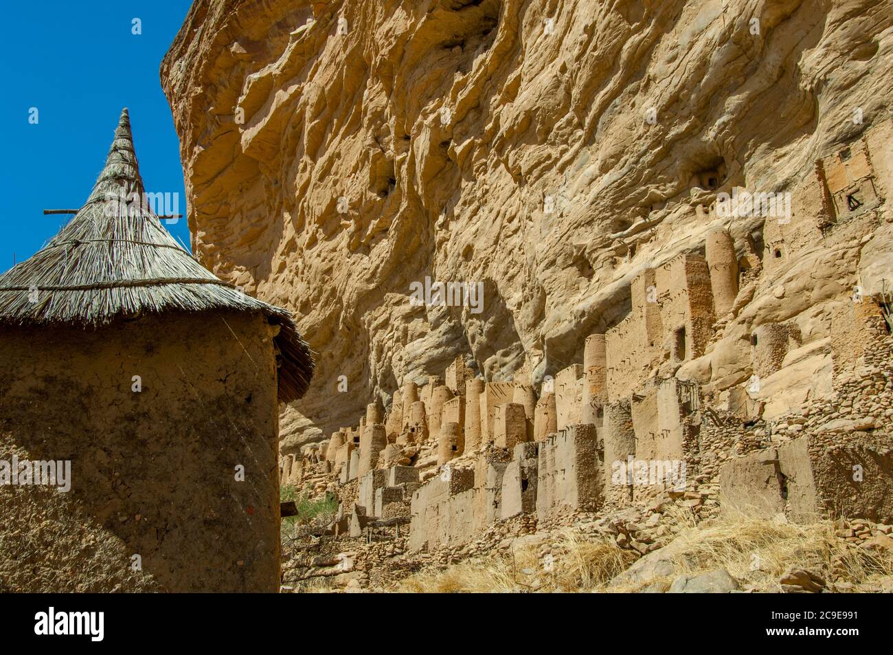 Un grenier en brique de mudbrick dans le village Ielli Dogon et les habitations de Cliffside de l'ancienne tribu Tellem (XIIIe siècle) dans l'escarpement de Bandiagara dans le Th Banque D'Images