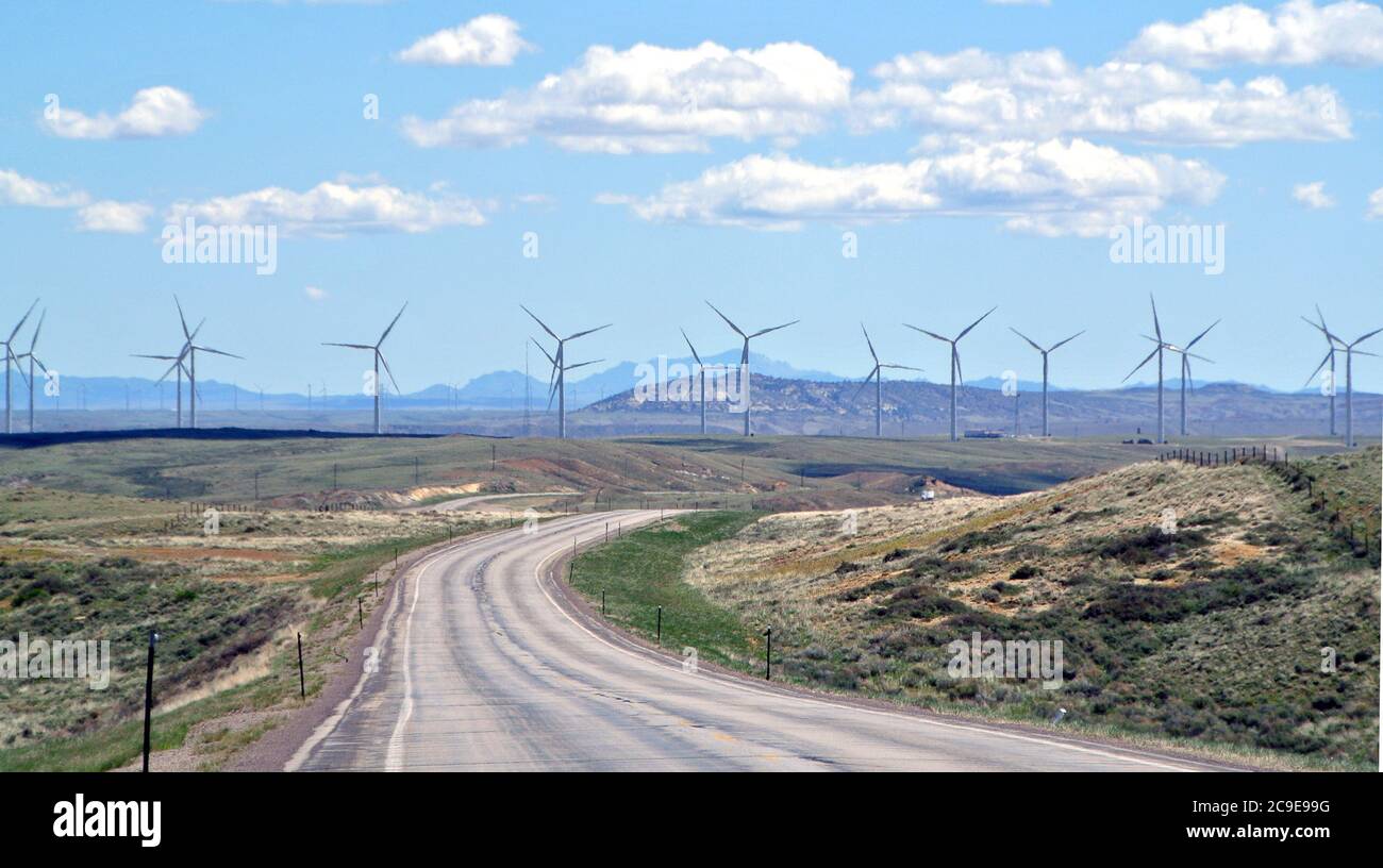 vue sur le paysage des moulins à vent et des nuages cumules sur la route du coutry en iowa, états-unis Banque D'Images