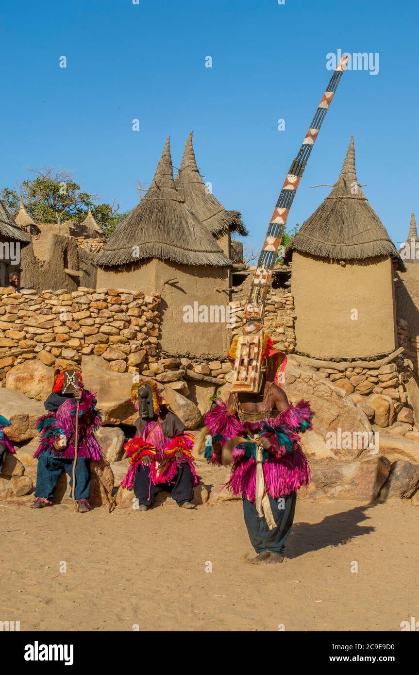 Un danseur avec un masque de sirige (ce masque a une projection haute et plate au-dessus du visage) pendant la représentation des danses traditionnelles Dogon dans une villa Dogon Banque D'Images