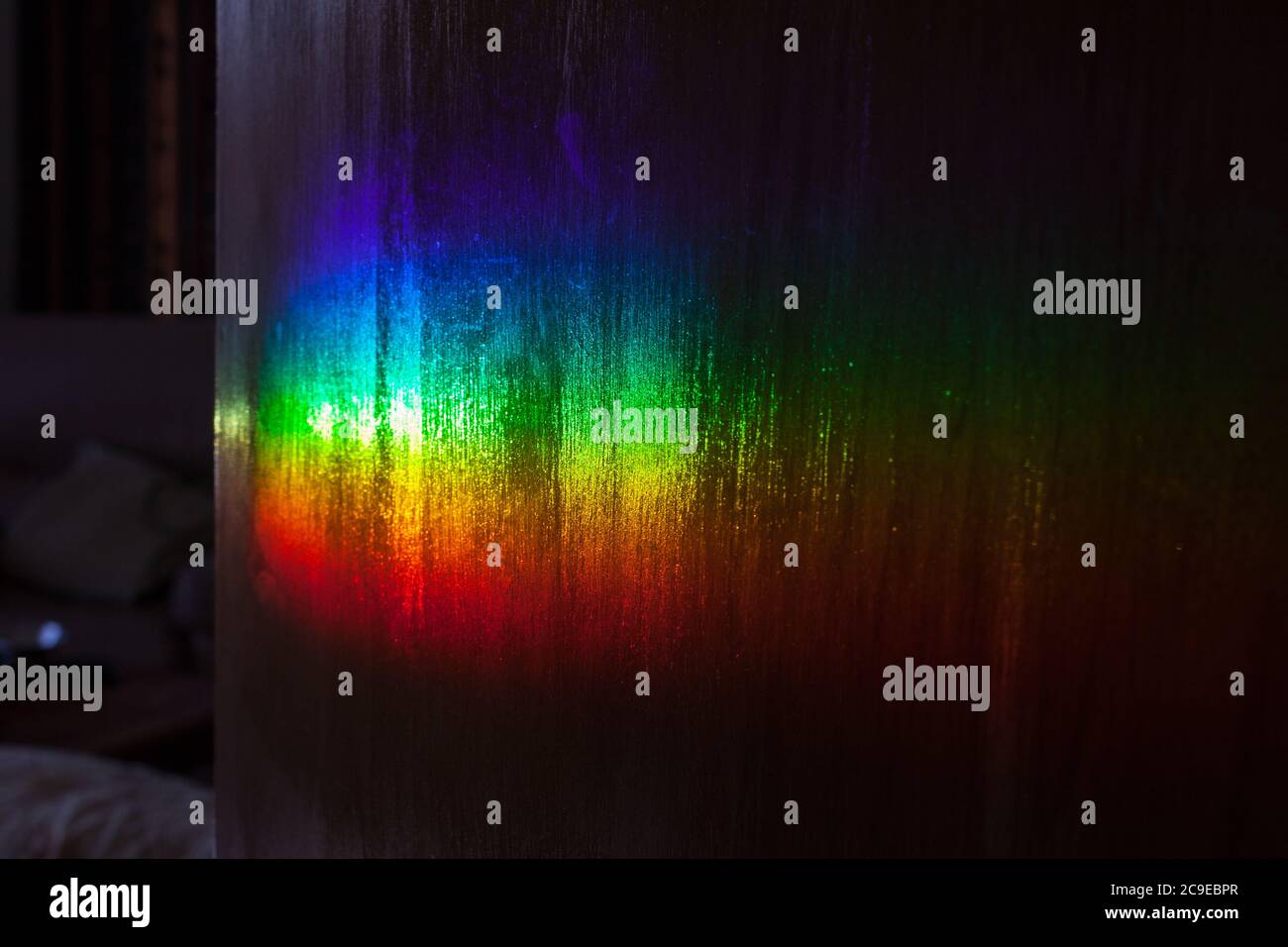 Prisme Spectrum atterrissant sur mon plafond, murs, portes et meubles ajoutant de merveilleuses couleurs arc-en-ciel à d'autres surfaces de drab. Banque D'Images