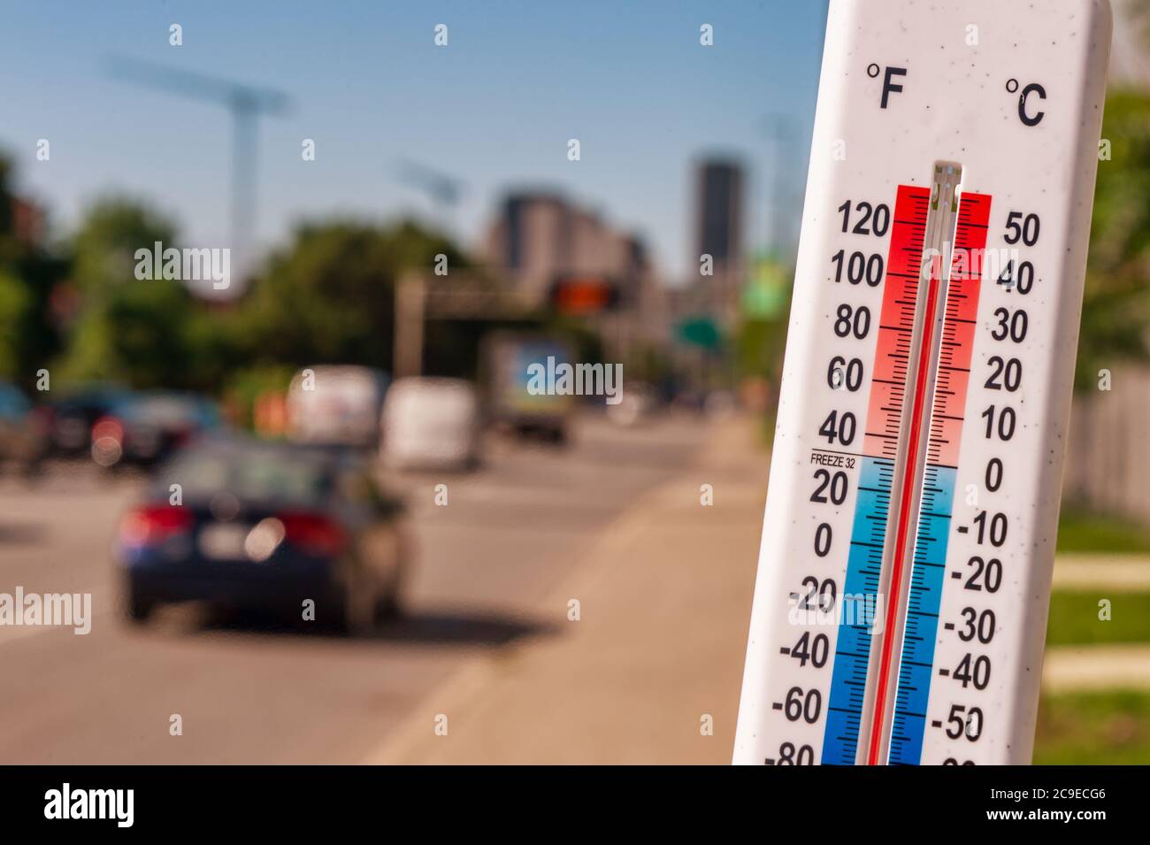 Thermomètre à l'avant des voitures et la circulation durant la canicule à Montréal. Banque D'Images