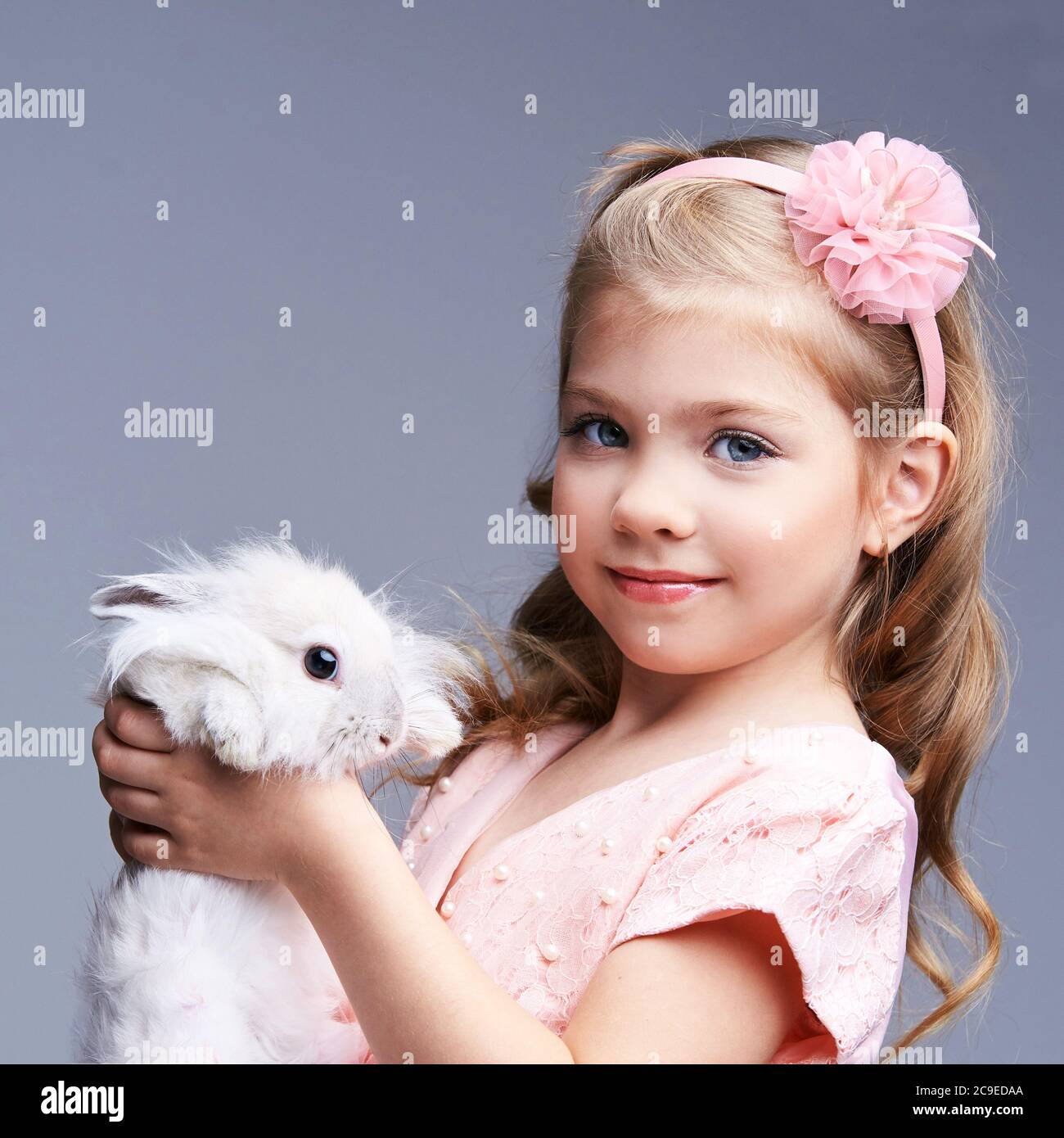 Petite Jolie Fille Tenant Le Lapin En Fourrure Bebe Animal Mignon Blanc Au Studio Photo Stock Alamy Petite Jolie Fille Tenant Le Lapin En Fourrure Bebe Animal Mignon Blanc Au Studio Photo Stock Alamy
