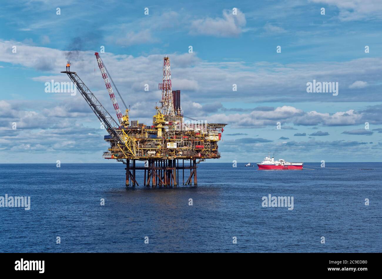 Le Gannet UNE installation en cours de passage par le bateau à canon Eagle Explorer pendant les opérations de sous-tir à col fermé en mer du Nord. Banque D'Images