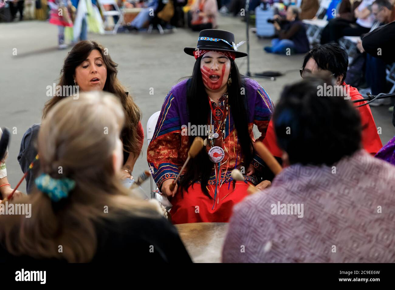 San Francisco, États-Unis - 08 février 2020 : des femmes amérindiennes chantent une chanson à Pow Wow, une peinture pour le visage de MMIW femmes autochtones disparues et assassinées sur One Banque D'Images