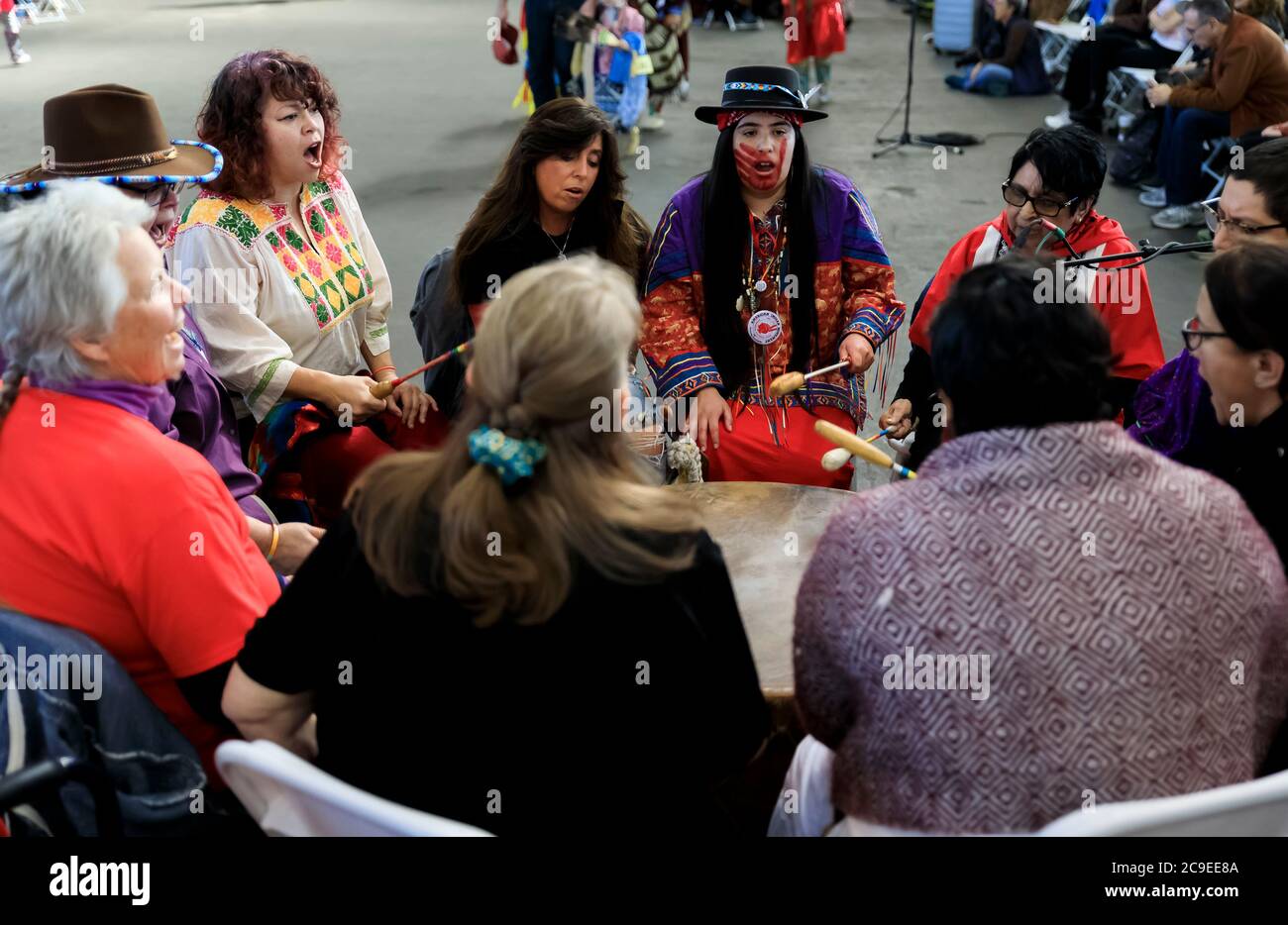 San Francisco, États-Unis - 08 février 2020 : des femmes amérindiennes chantent une chanson à Pow Wow, une peinture pour le visage de MMIW femmes autochtones disparues et assassinées sur One Banque D'Images