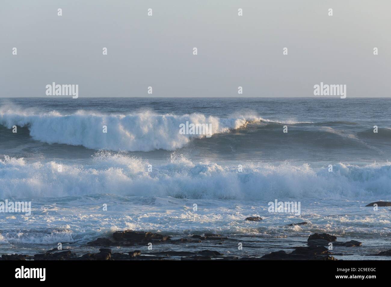 Les vagues se brisent sur la plage de Marengo point à Apollo Bay, en Australie, lors d'une journée d'été Banque D'Images