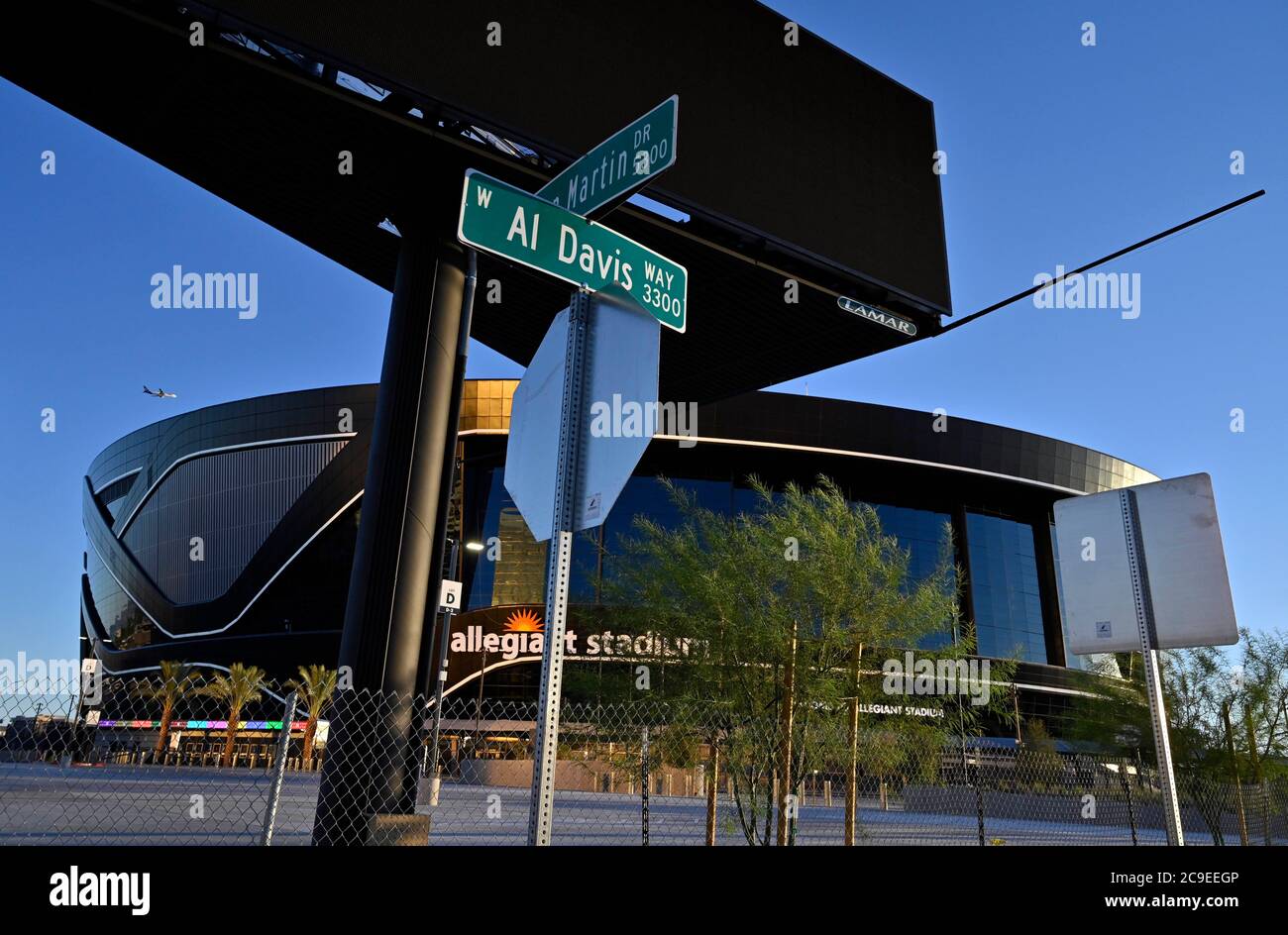 Las Vegas, Nevada, États-Unis. 30 juillet 2020. Un panneau de rue Al Davis Way fait face au stade Allegiant, le dôme en verre de 2 milliards de dollars qui abrite les Las Vegas Raiders, qui s'est achevé le 30 juillet 2020 à Las Vegas, Nevada. Les équipes de football des Raiders et des rebelles de l'UNLV devraient commencer à jouer dans les installations de 65,000 places au cours de leurs 2020 saisons. Crédit : David Becker/ZUMA Wire/Alay Live News Banque D'Images