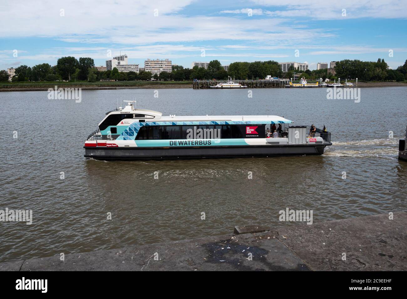 Anvers, Belgique, le 19 juillet 2020, le bateau-bus avec des personnes à bord sur la rive droite Banque D'Images