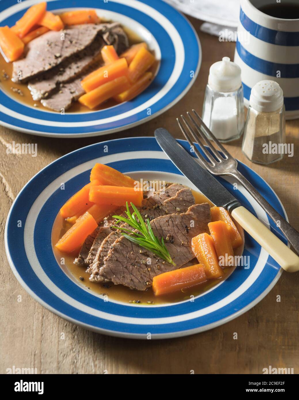 Bœuf bouilli et carottes. Cuisine traditionnelle Royaume-Uni Banque D'Images