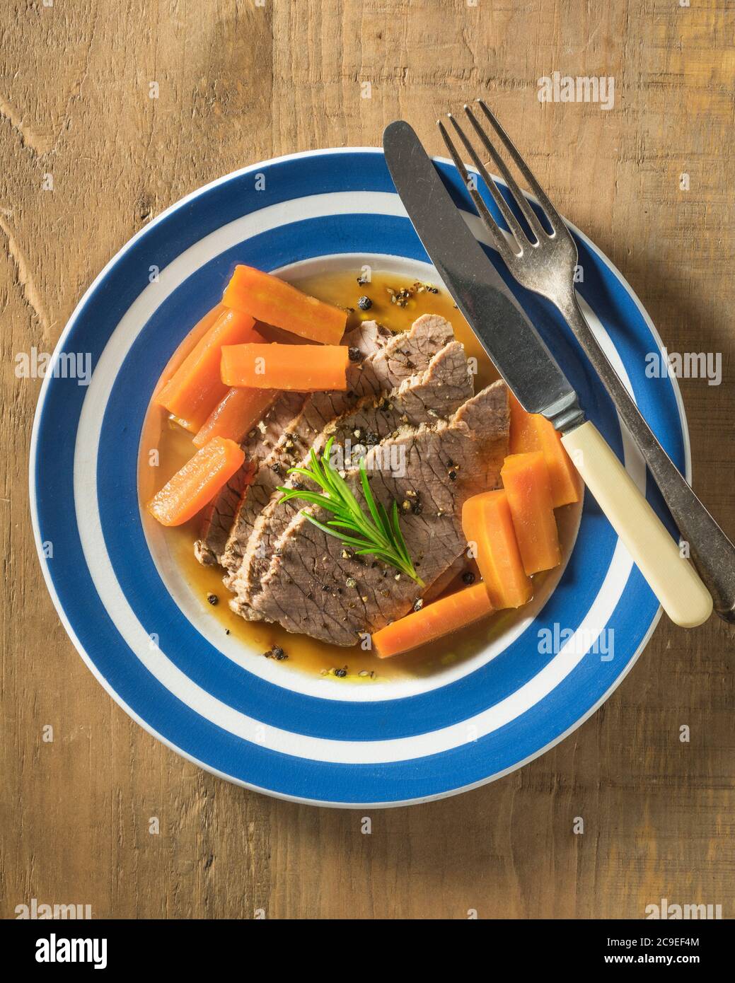 Bœuf bouilli et carottes. Cuisine traditionnelle Royaume-Uni Banque D'Images