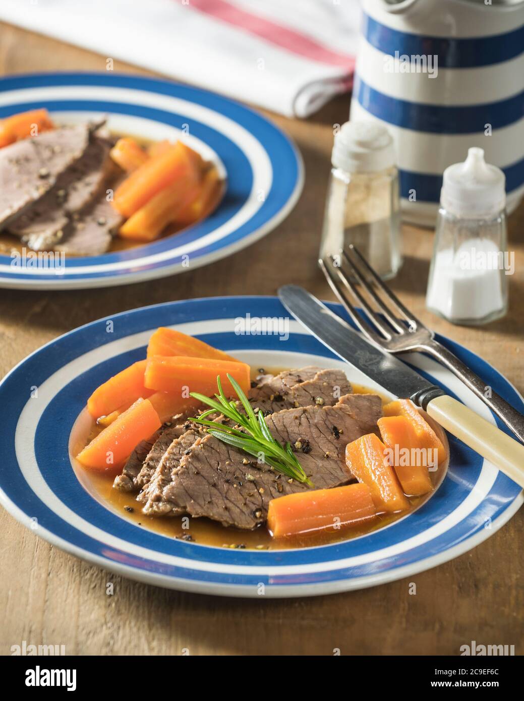 Bœuf bouilli et carottes. Cuisine traditionnelle Royaume-Uni Banque D'Images