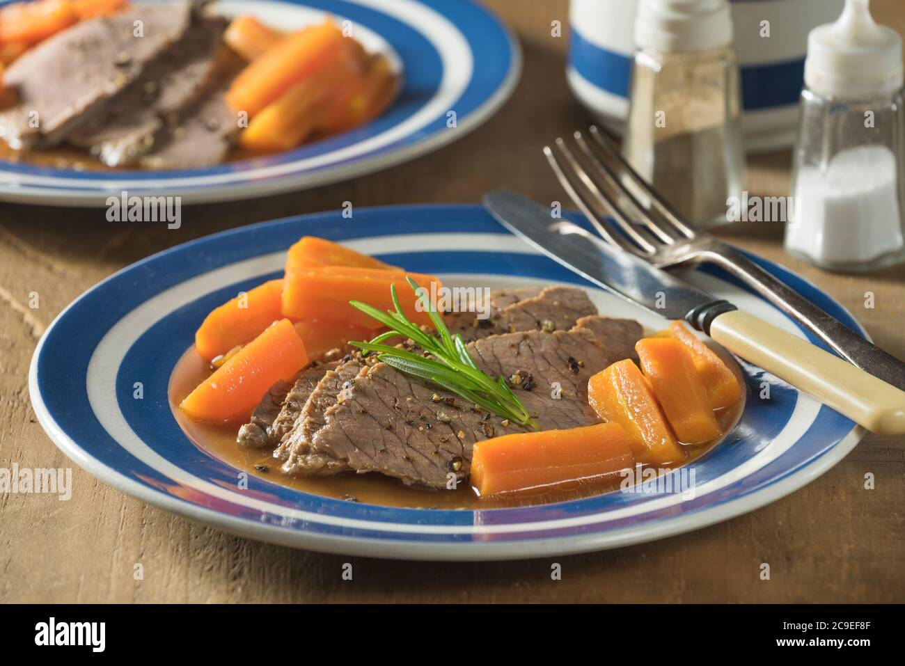 Bœuf bouilli et carottes. Cuisine traditionnelle Royaume-Uni Banque D'Images