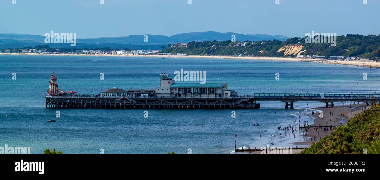 Une vue panoramique aérienne sur la jetée de Bournemouth, sur la côte sud de l'Angleterre. Il y a des gens sur la jetée et sur la plage de sable. Tre Banque D'Images