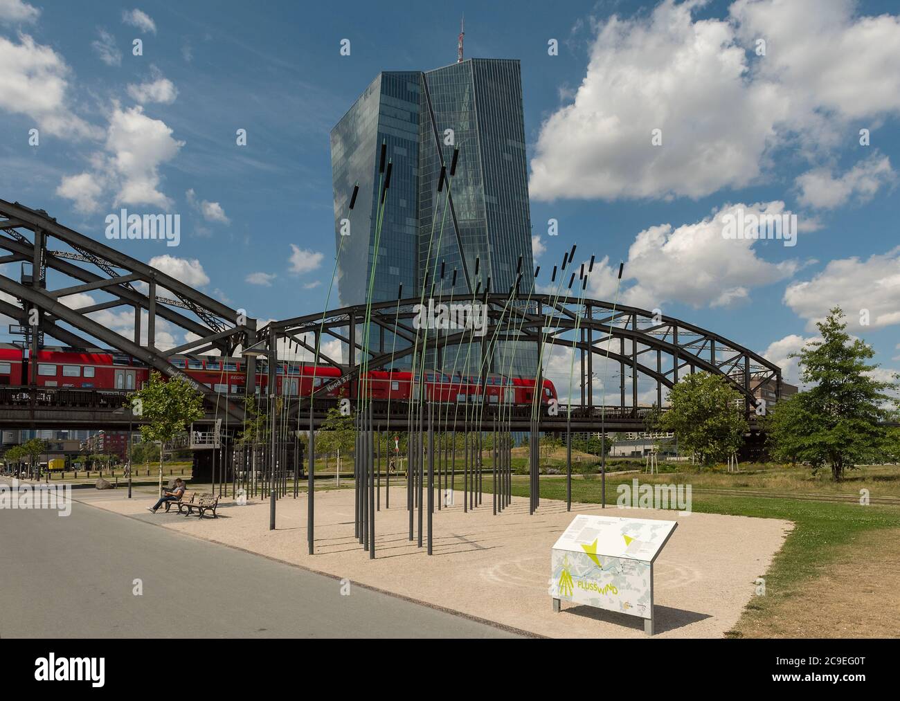 Deutschherrnbruecke avec un train rouge devant la banque centrale européenne (bce) à francfort-sur-le-main, en allemagne Banque D'Images