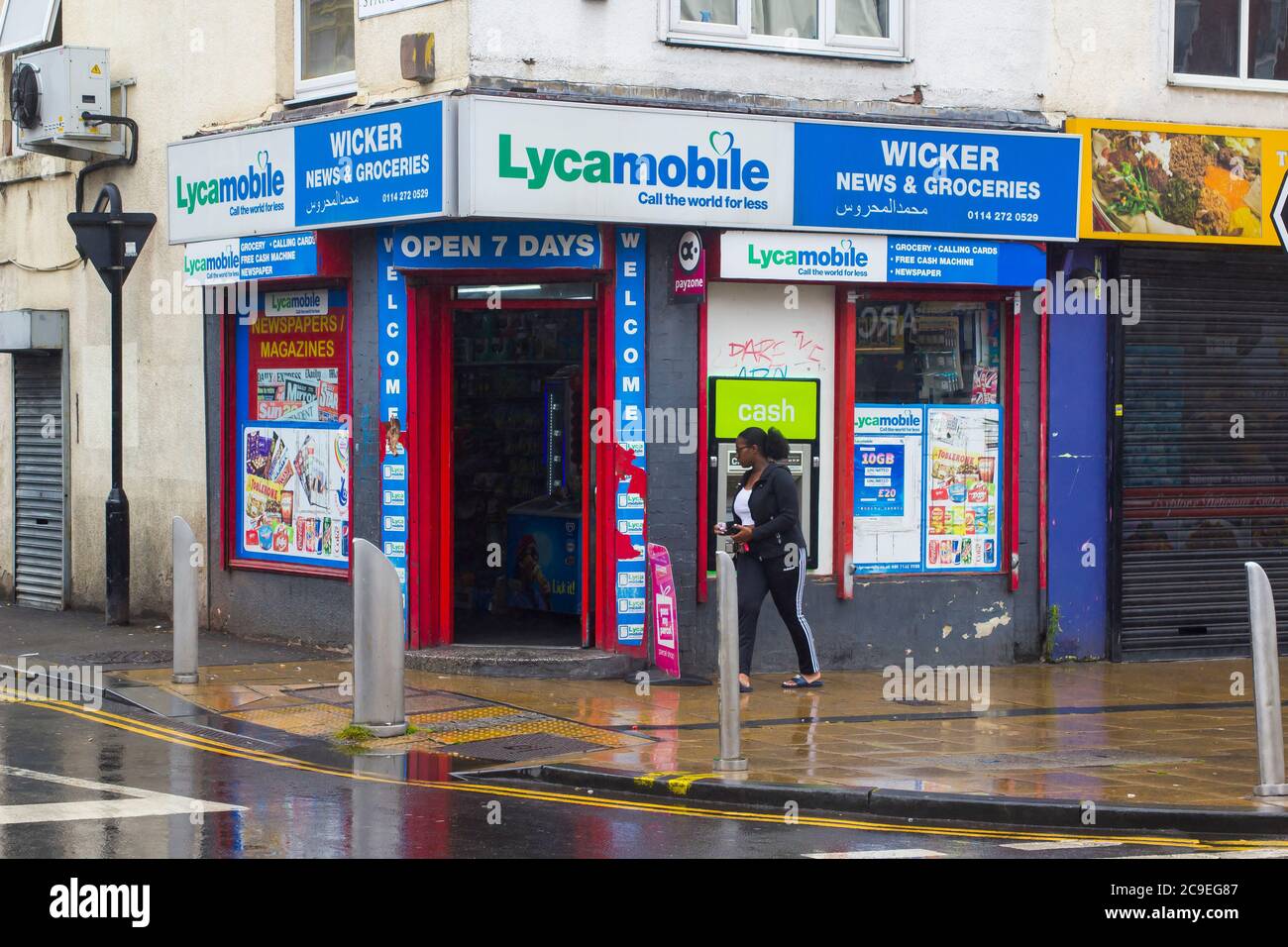 8 juillet 2020 UNE jeune femme noire entre dans un magasin d'angle anglais typique situé sur osier dans le centre-ville de Sheffield, en Angleterre. Banque D'Images