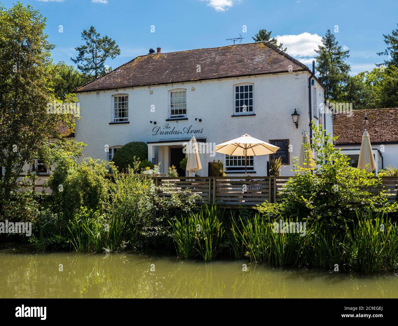 Jour d'été à côté de la rivière Dundas Arms, Riverside Restaurant, Kennett et Avon Canal, Kintbury, Berkshire, Angleterre, Royaume-Uni, GB. Banque D'Images