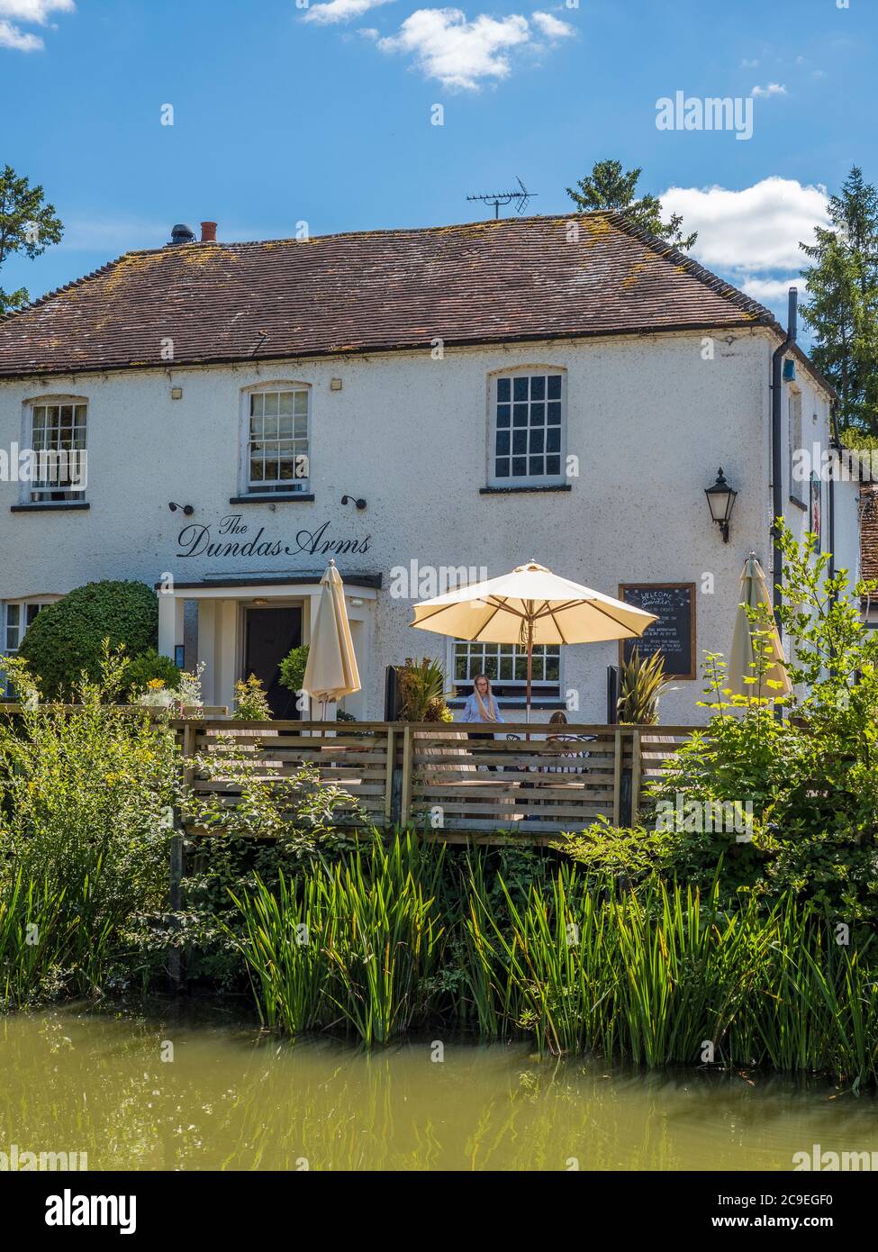 Jour d'été à côté de la rivière Dundas Arms, Riverside Restaurant, Kennett et Avon Canal, Kintbury, Berkshire, Angleterre, Royaume-Uni, GB. Banque D'Images