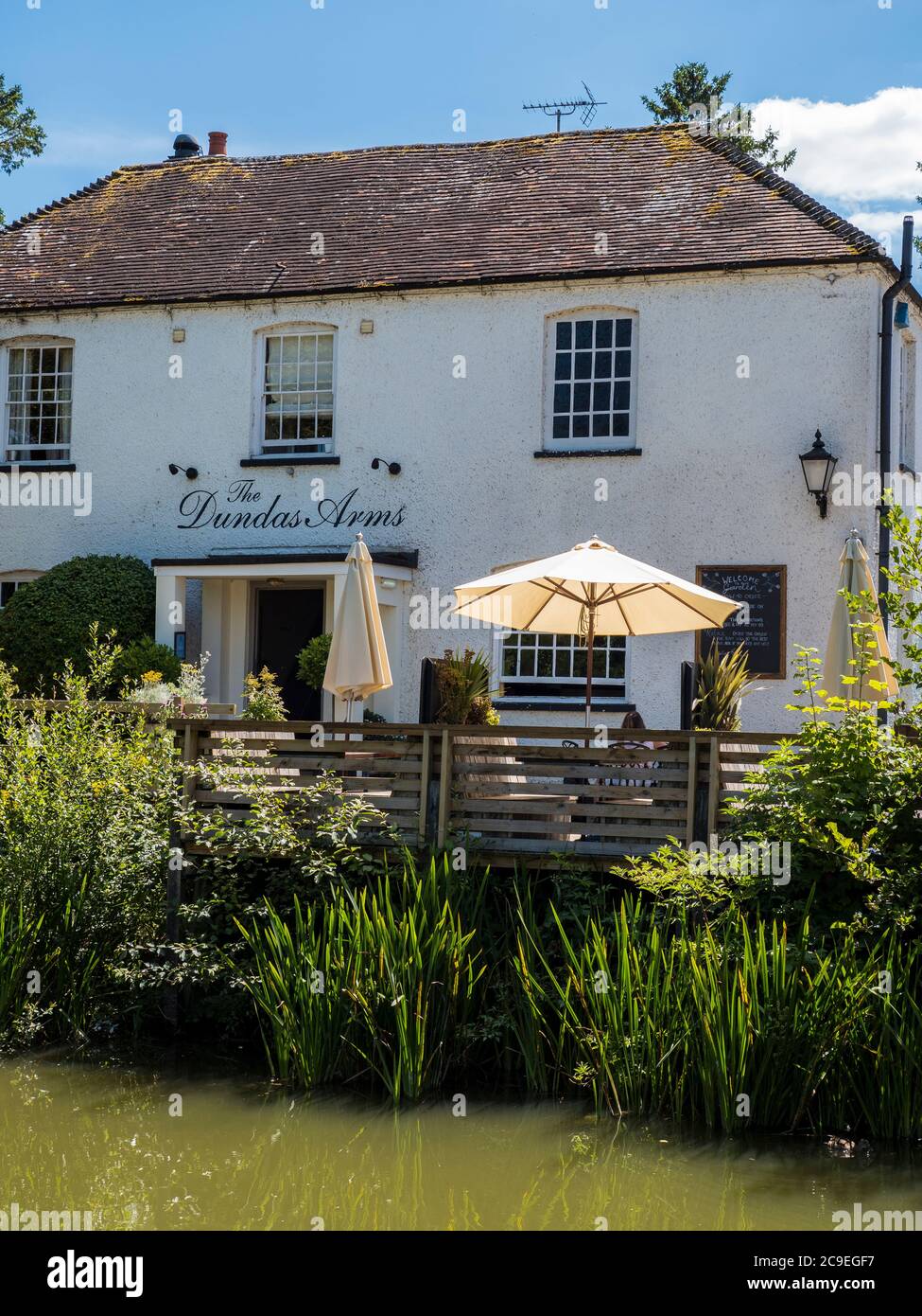 Jour d'été à côté de la rivière Dundas Arms, Riverside Restaurant, Kennett et Avon Canal, Kintbury, Berkshire, Angleterre, Royaume-Uni, GB. Banque D'Images