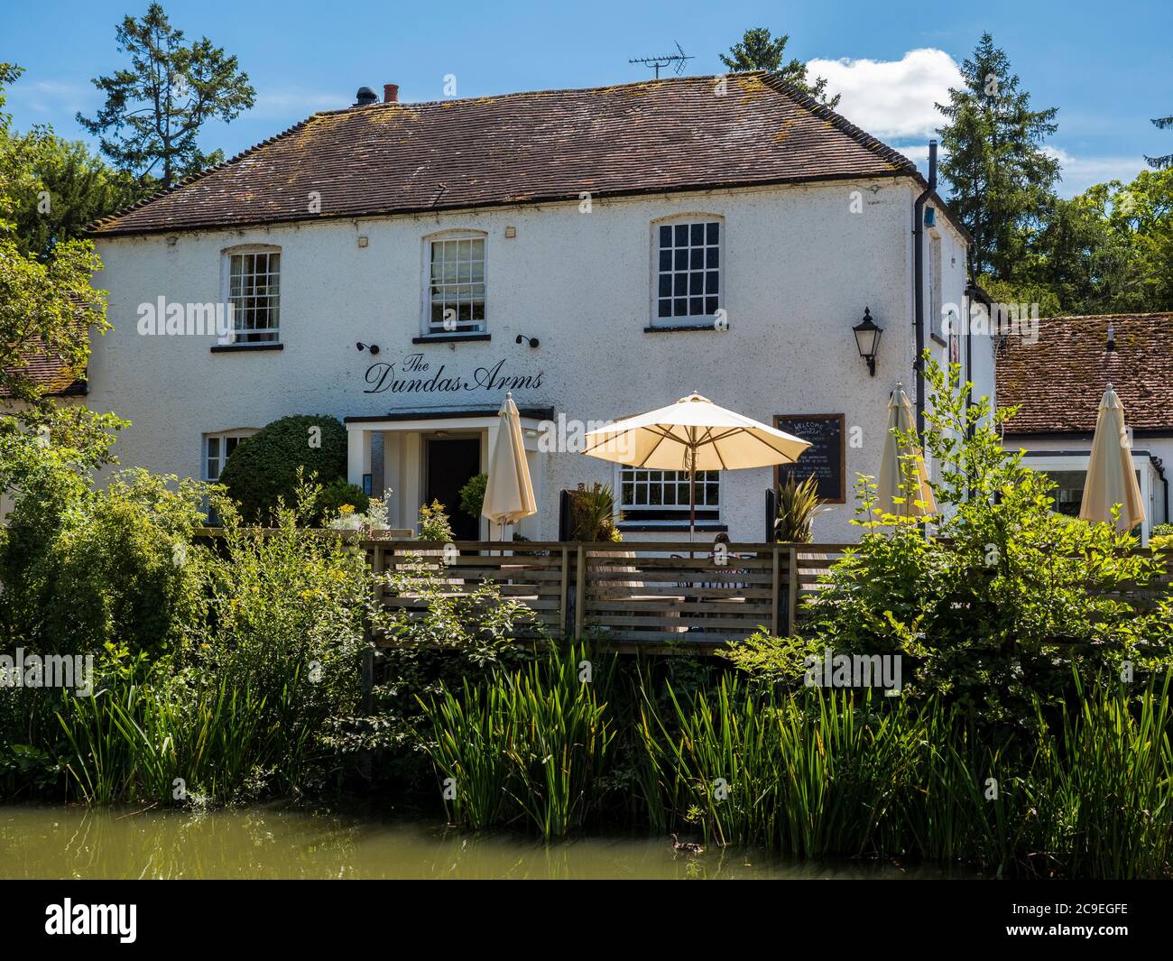 Jour d'été à côté de la rivière Dundas Arms, Riverside Restaurant, Kennett et Avon Canal, Kintbury, Berkshire, Angleterre, Royaume-Uni, GB. Banque D'Images
