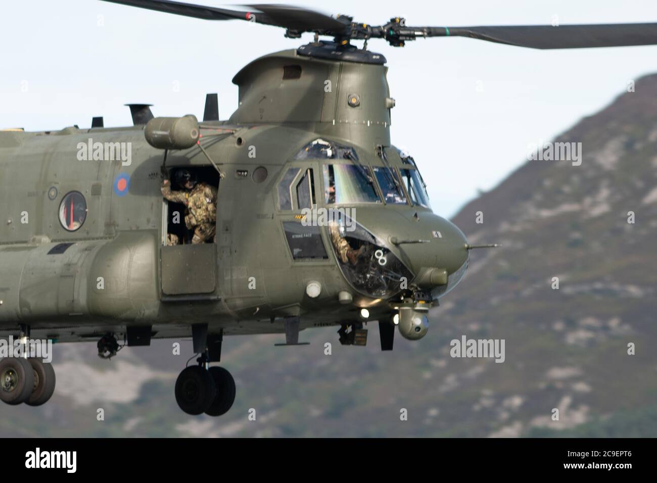 Chinook survolant l'estuaire du Mawddach Banque D'Images