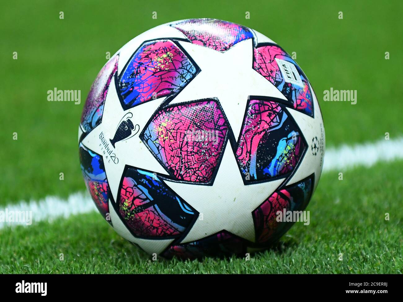 LONDRES, ANGLETERRE - 19 FÉVRIER 2020 : ballon de finale officiel de l'UCL 2020 photographié lors de la première partie du tournoi de 16 de la Ligue des champions de l'UEFA 2019/20 entre le Tottenham Hotspur FC et le RB Leipzig au stade Tottenham Hotspur. Banque D'Images