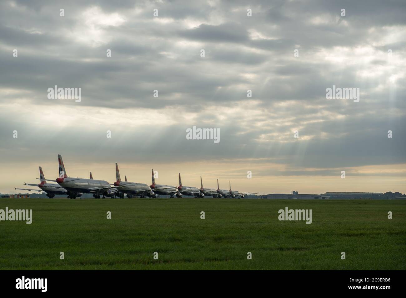 Glasgow, Écosse, Royaume-Uni. 31 juillet 2020. Photo : des rayons du soleil traversent les nuages qui se brisent sur la collection d'Airbus de British Airways (BA) avec des variantes A319, A320 et A321, qui sont mis au sol à l'aéroport de Glasgow. Depuis que la pandémie du coronavirus (COVID-19) a frappé le Royaume-Uni, British Airways a mis un quart de son personnel à la retraite et a retiré toute sa flotte de Boeing 747 afin de réduire ses coûts. Crédit : Colin Fisher/Alay Live News Banque D'Images