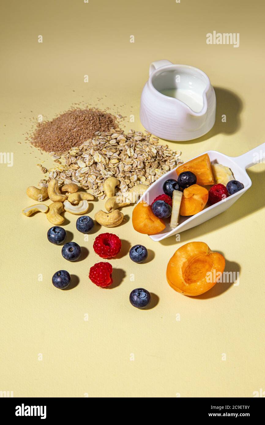 Ingrédients du petit déjeuner de muesli frais dispersés sur la table. Banque D'Images