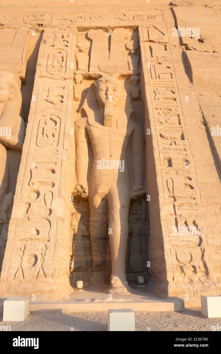 Statue colossale au temple Hathor de la reine Nefertari, Abu Simbel, Égypte Banque D'Images