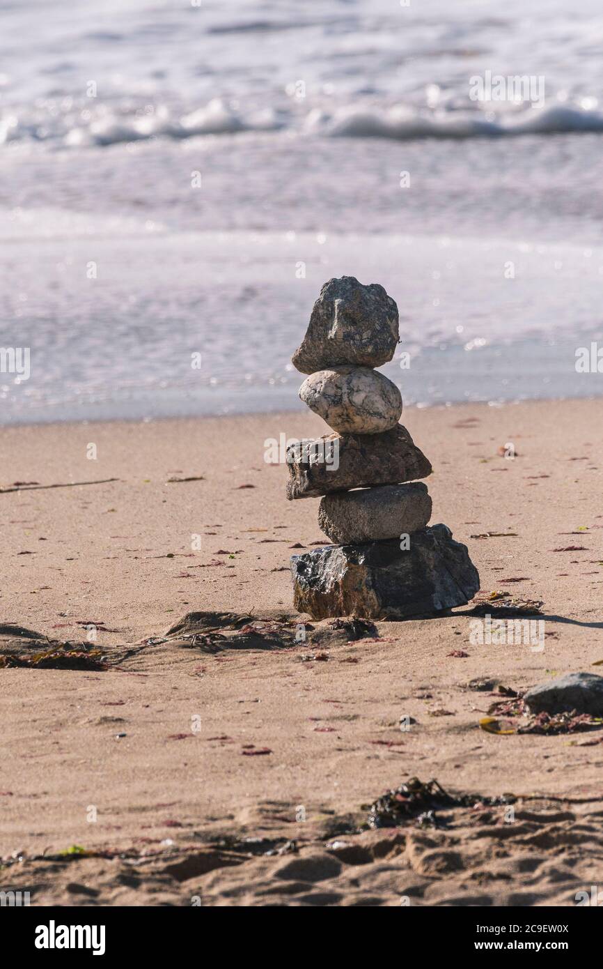 Une pile de pierres sur Fistral Beach à Newquay, en Cornouailles. Banque D'Images