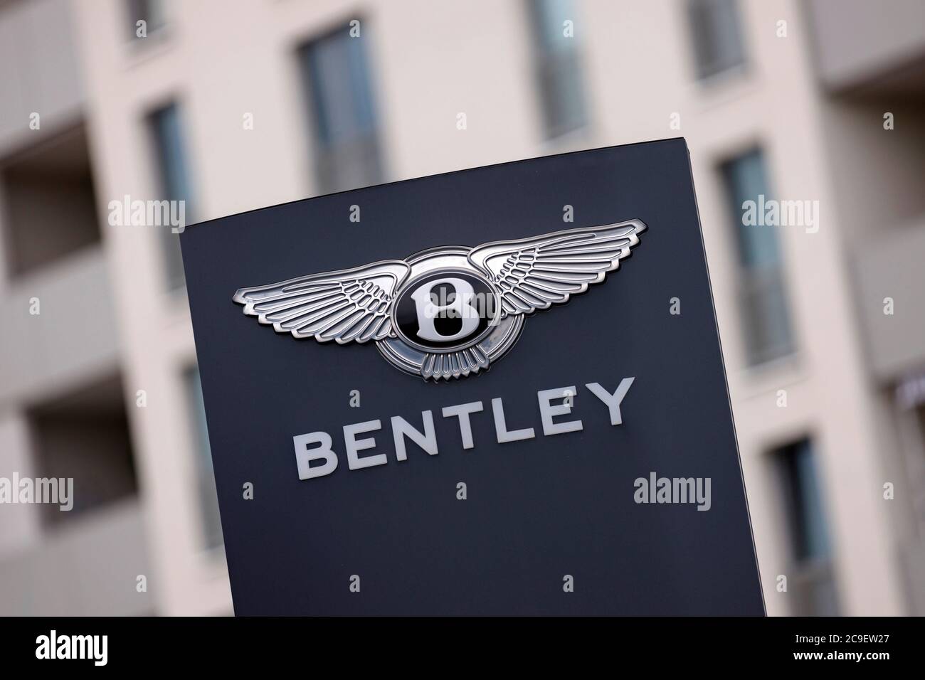 Cologne, Allemagne. 28 juillet 2020. Le logo du constructeur automobile Bentley, qui appartient à Volkswagen AG depuis 1998 et est le fournisseur officiel de la famille royale britannique, sur le terrain de Motorworld Koln Rheinland. Koln, 28 juillet 2020 | usage Worldwide Credit: dpa/Alay Live News Banque D'Images