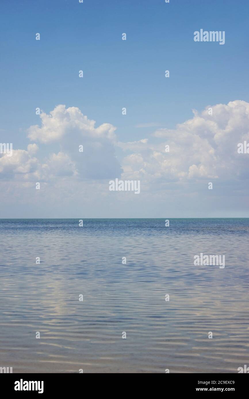 Lever du soleil sur fond de ciel bleu et de mer, horizon plage lever du soleil Banque D'Images